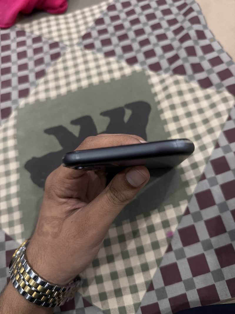 Apple iPhone 11 4