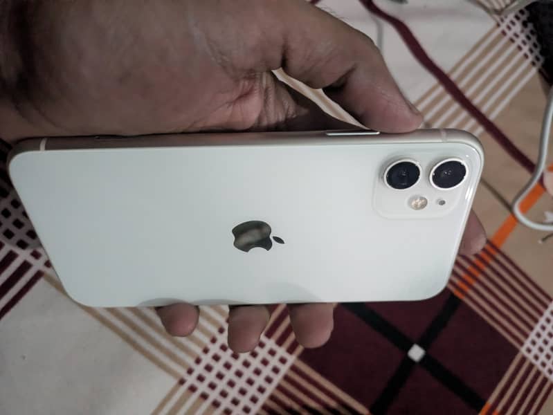 Apple iPhone 11 3