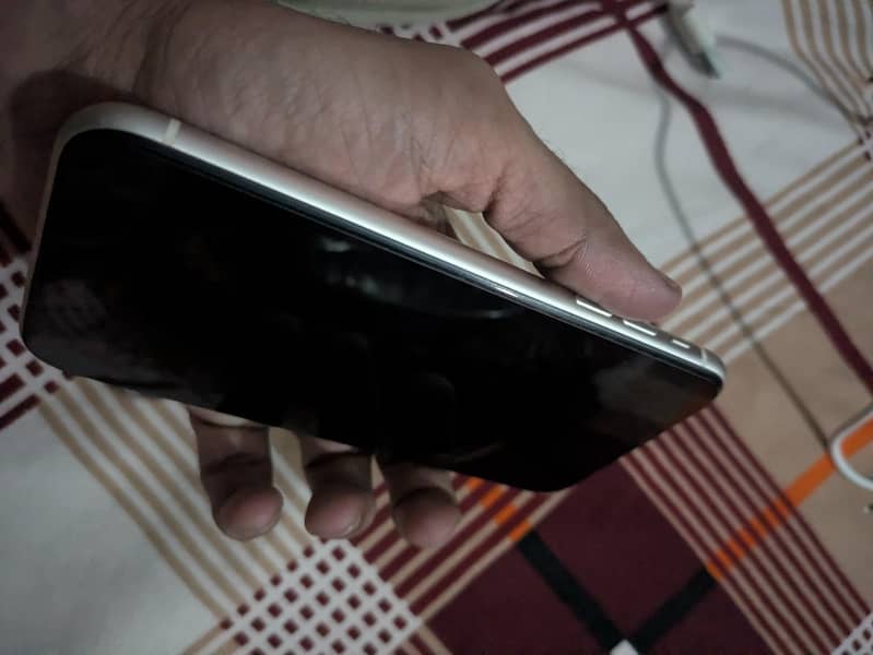 Apple iPhone 11 4