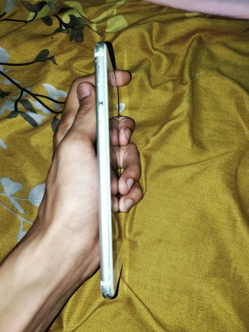 Apple iPhone 6S Plus 4