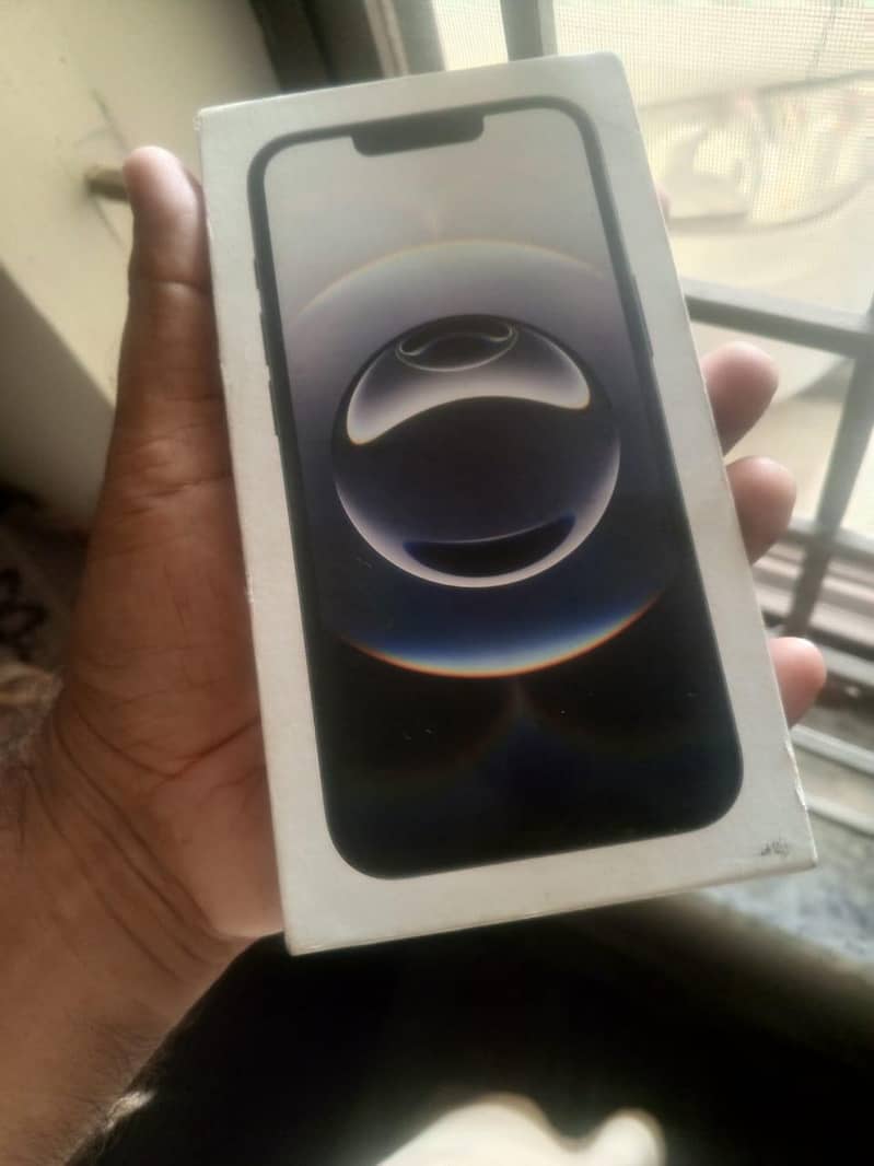 Apple iPhone 16e 1