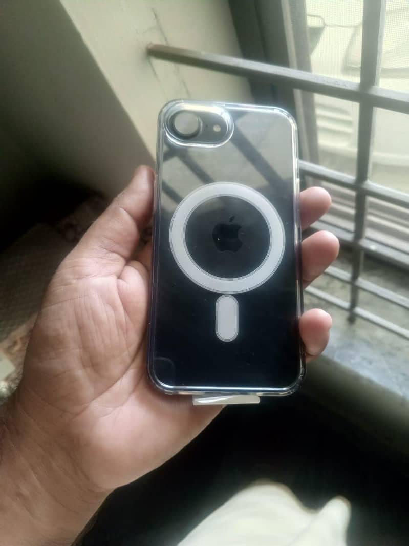 Apple iPhone 16e 3