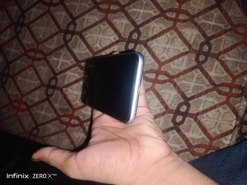 Apple iPhone 11 0