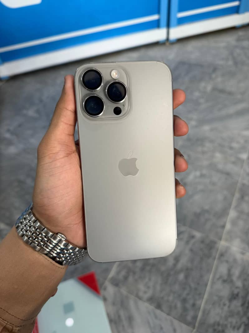 Apple iPhone 16 Pro Max 0
