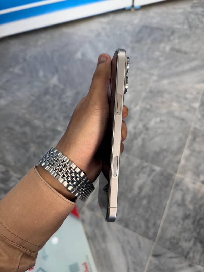 Apple iPhone 16 Pro Max 2