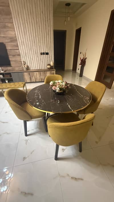 4 seater dinning table