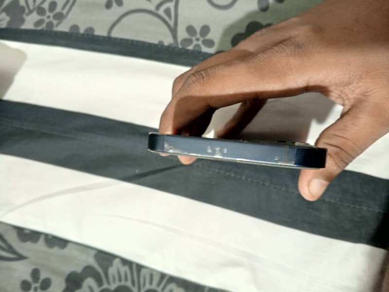 Apple iPhone 12 4