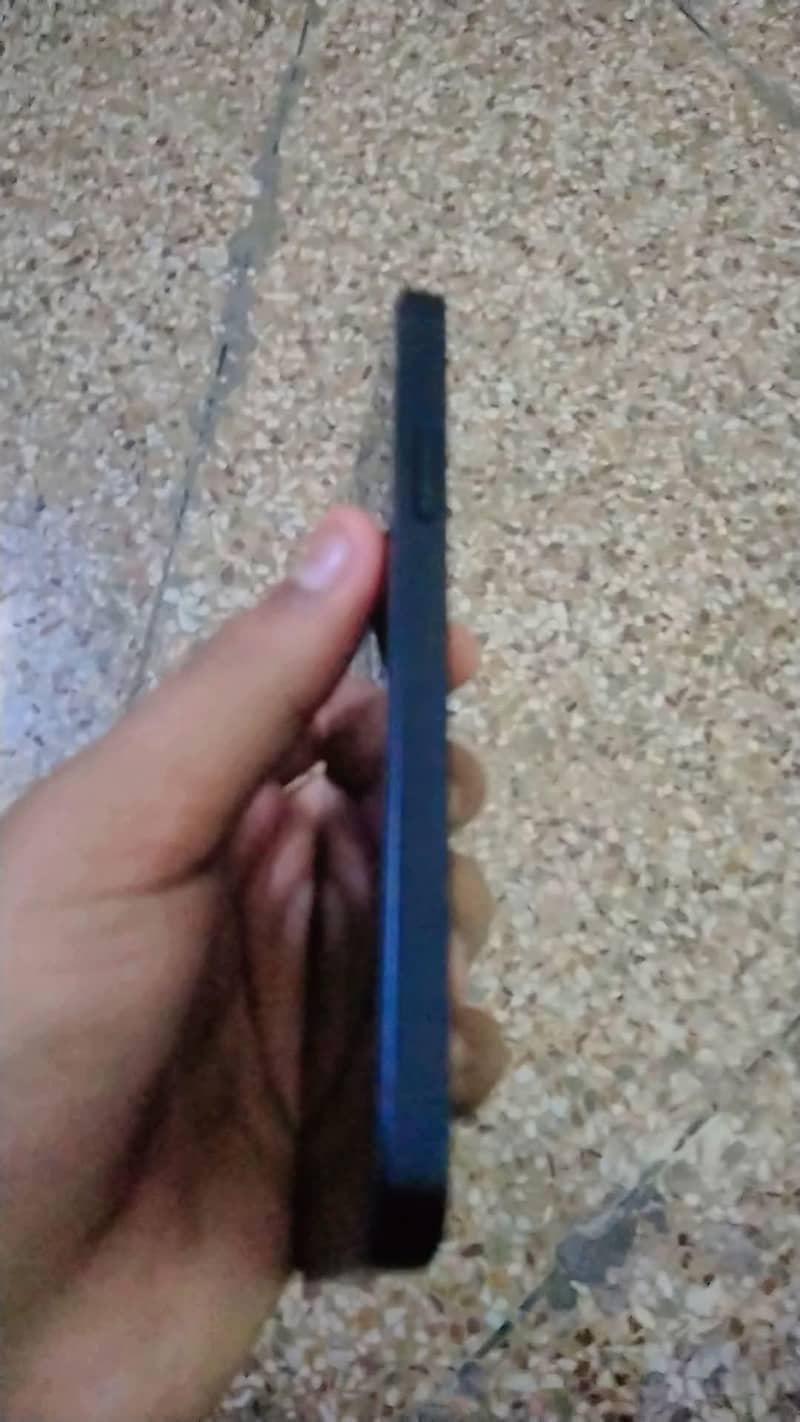 Apple iPhone 12 4