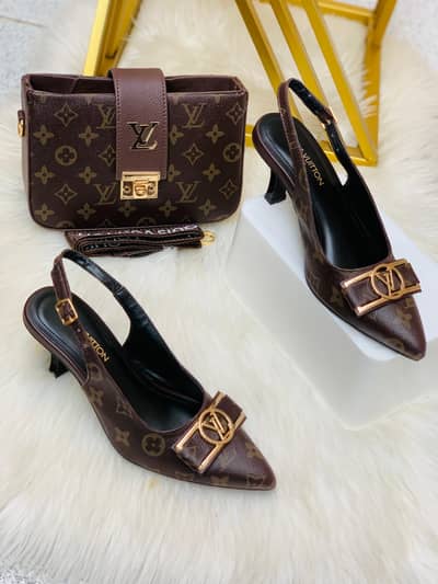 New deal cross body bag with pumpy heel