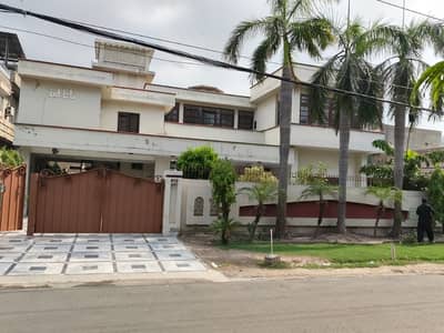 GULBERG ESTATE OFFER,1 KANAL 10 MARLA OFFICE USE HOUSE FOR RENT NEAR MAIN BOULEVARD GULBERG III LAHORE