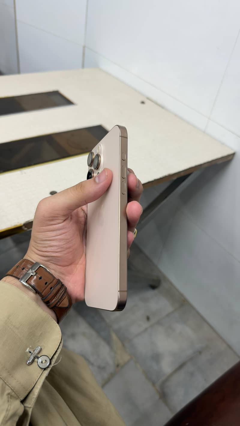 Apple iPhone 16 Pro Max 3