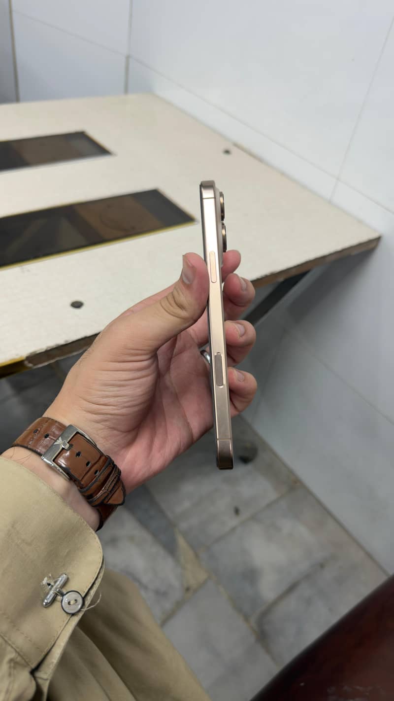 Apple iPhone 16 Pro Max 4