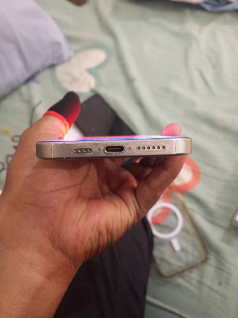 Apple iPhone 15 Pro Max 4