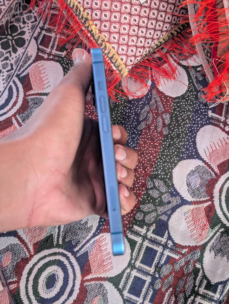 Apple iPhone 13 5
