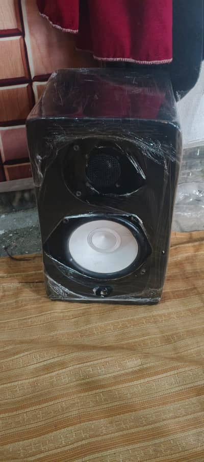 YAMAHA HS5 SPEAKERS.
