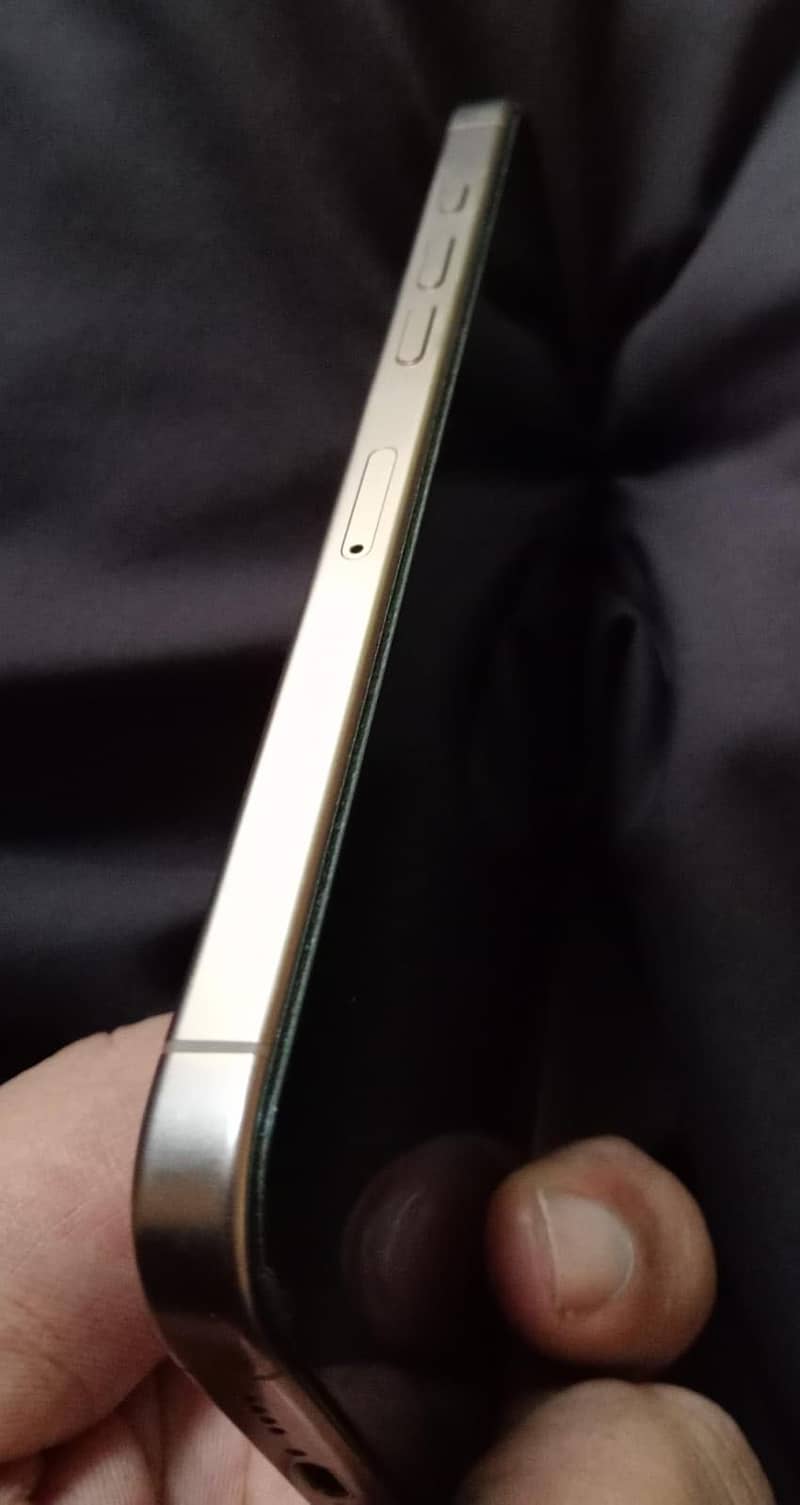 Apple iPhone 16 Pro Max 6