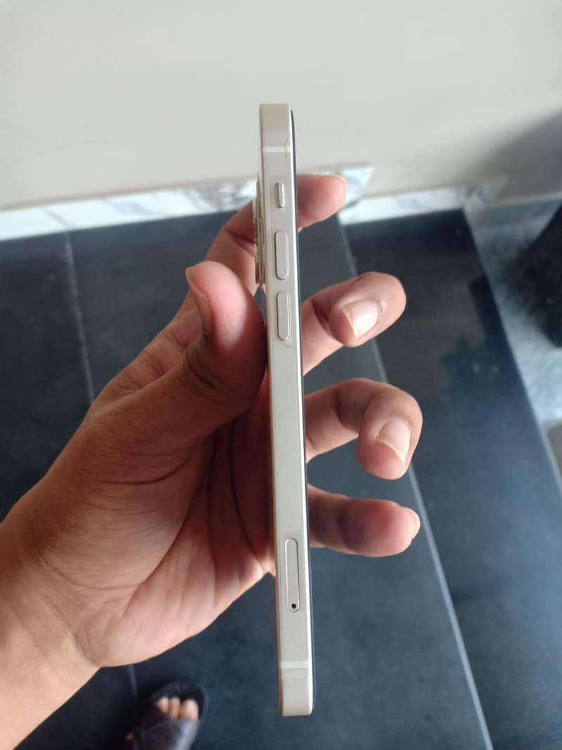 Apple iPhone 12 4