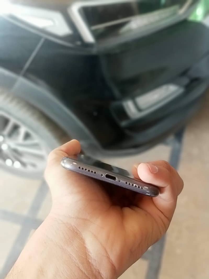 Apple iPhone 11 4