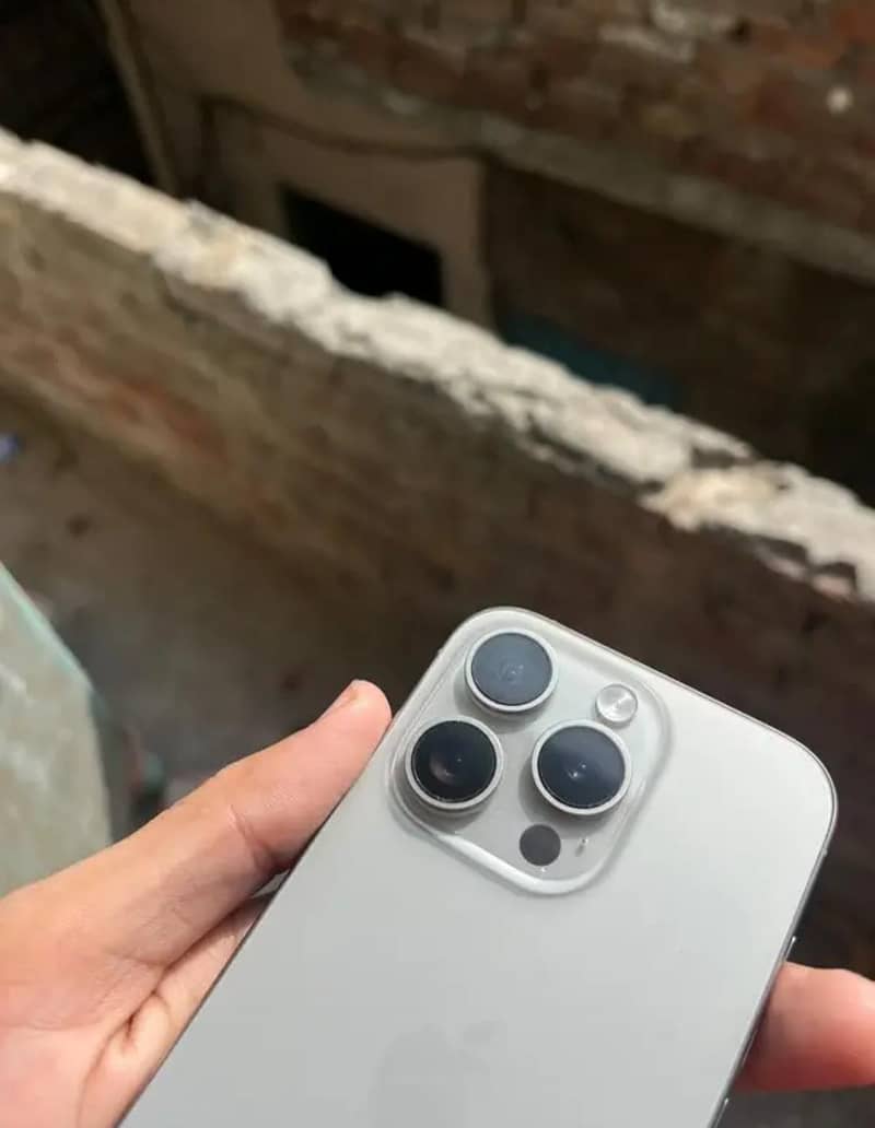 Apple iPhone 15 Pro 0