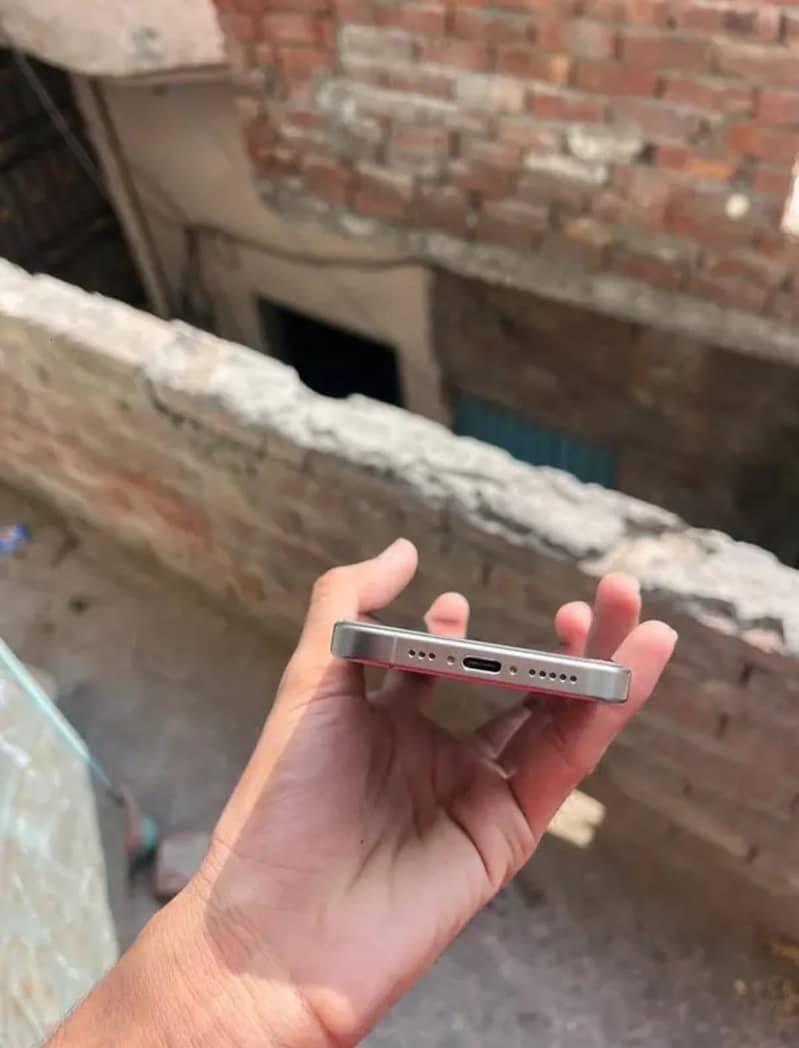 Apple iPhone 15 Pro 3