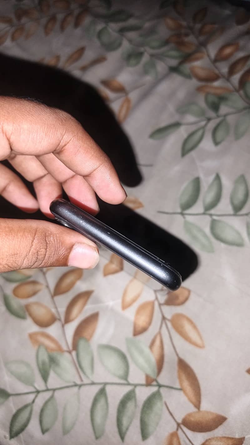Apple iPhone 11 4
