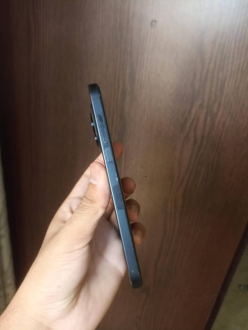 Apple iPhone 15 Pro Max 4