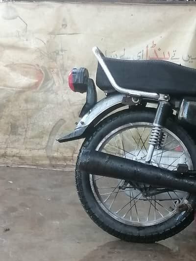 Honda 125 2012 model he ok bike h koe kam nhi he mere hisab se