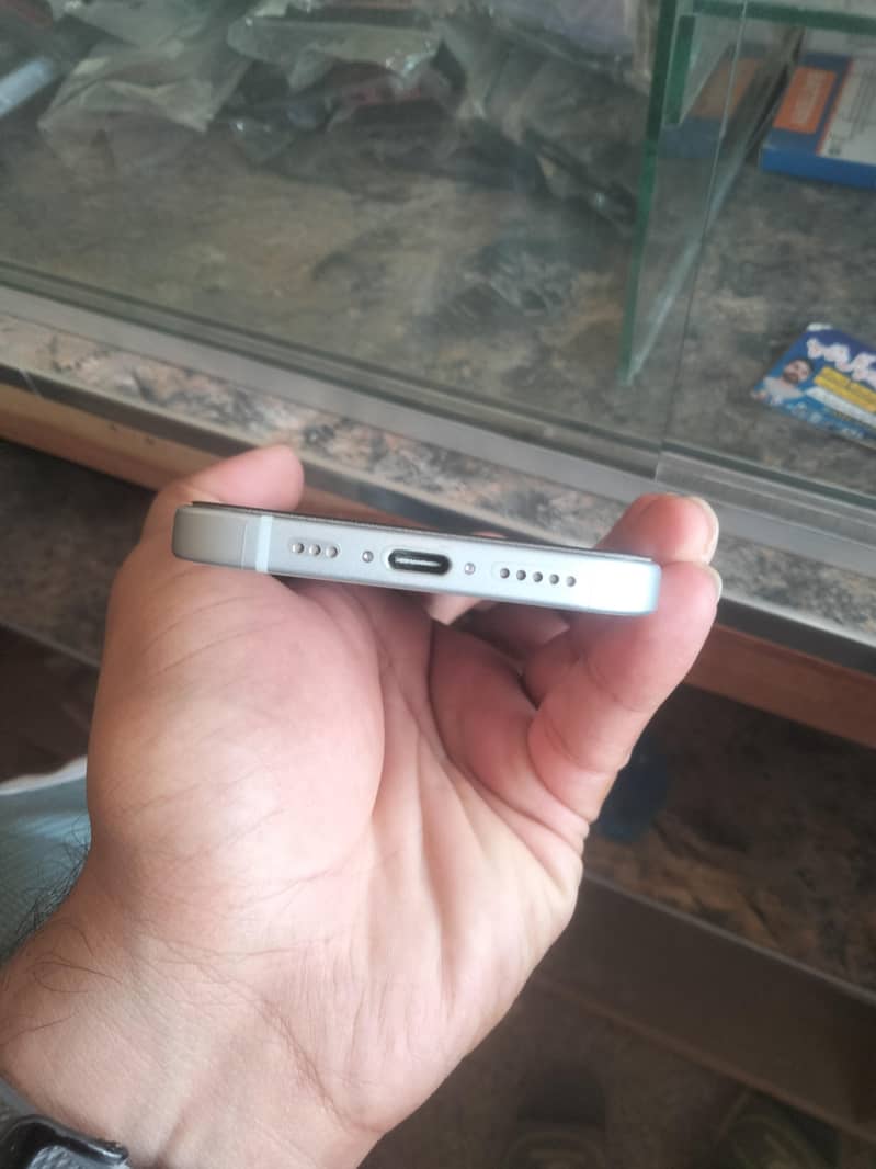 Apple iPhone 15 4