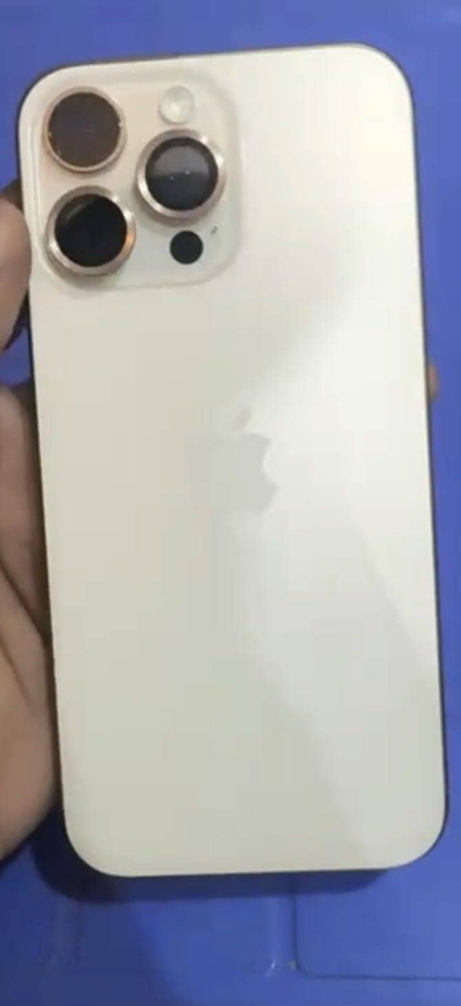 Apple iPhone 16 Pro Max 4