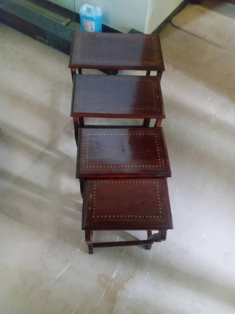 Nesting table set 0