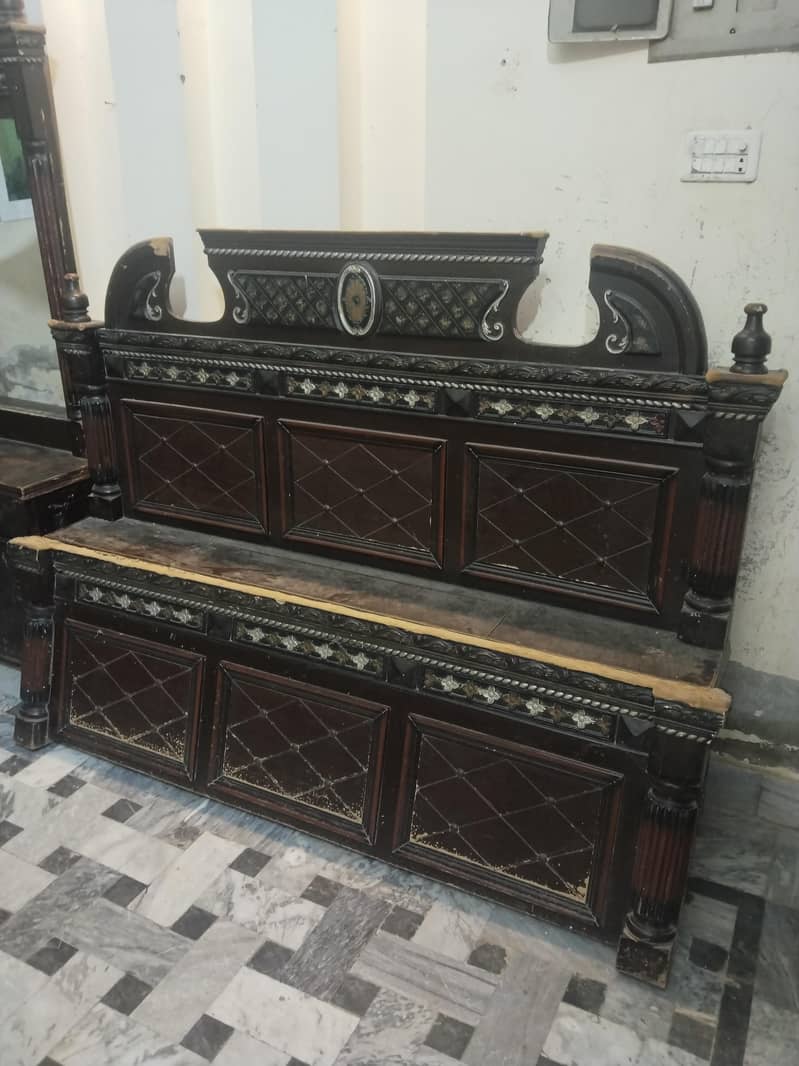 bed side table dresing table matresss 0