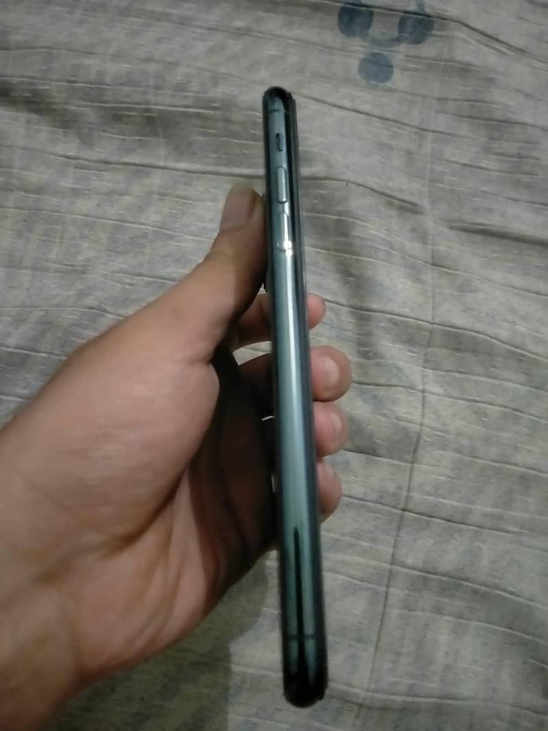 Apple iPhone 11 Pro Max 4