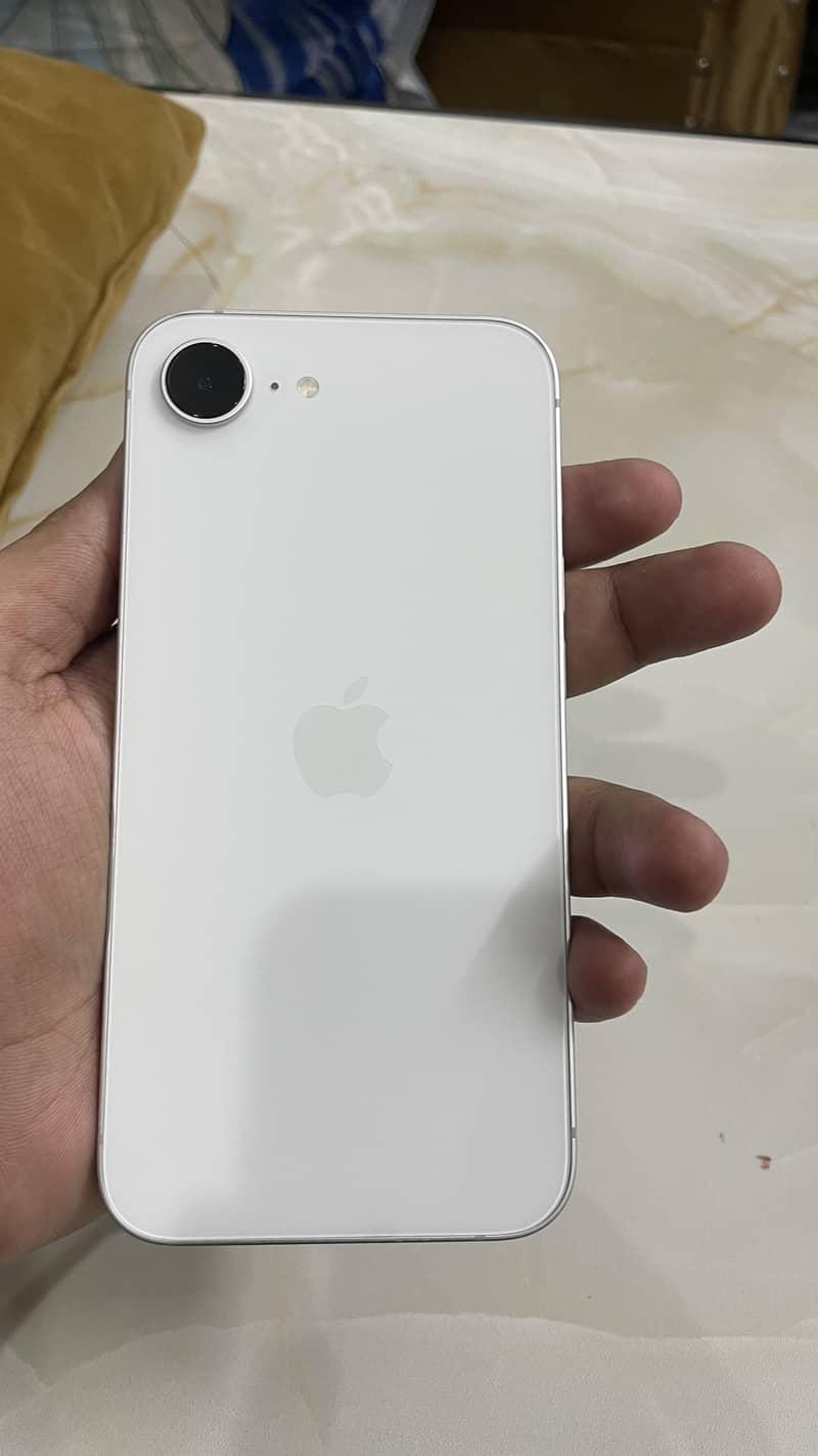 Apple iPhone 16e 0