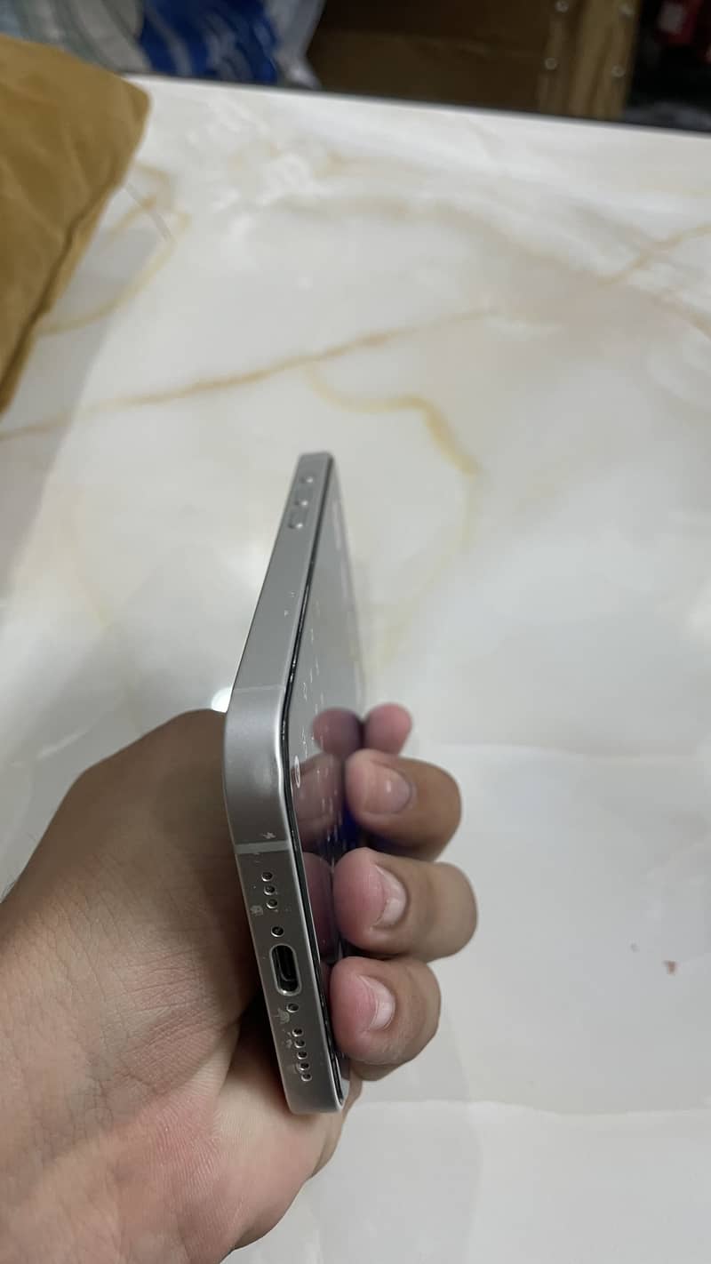Apple iPhone 16e 1