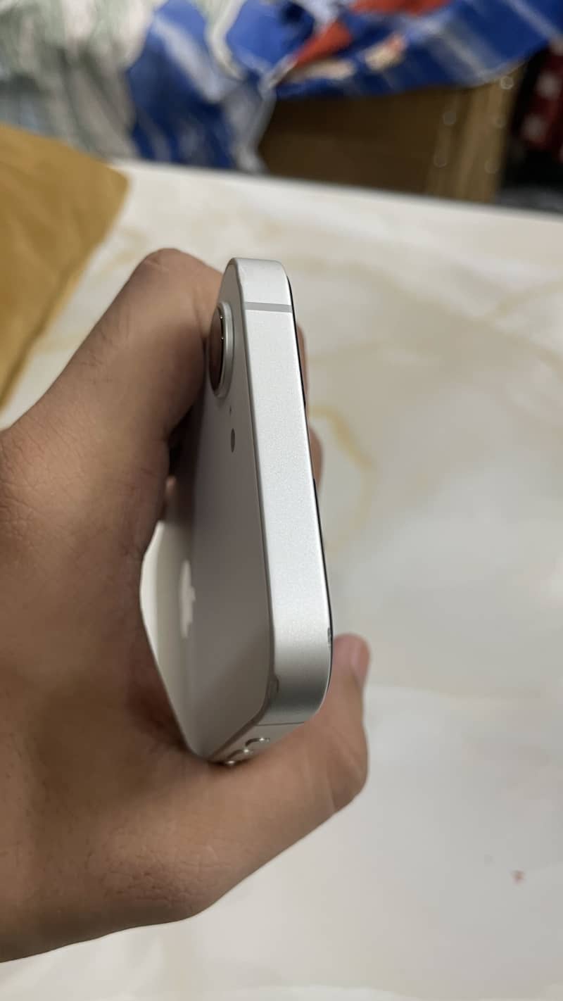 Apple iPhone 16e 3