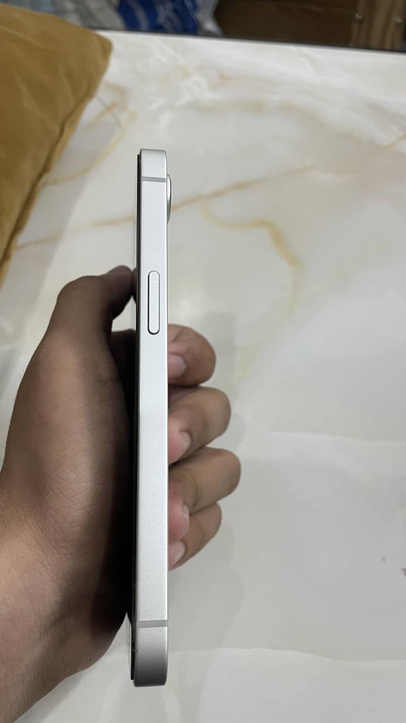 Apple iPhone 16e 4