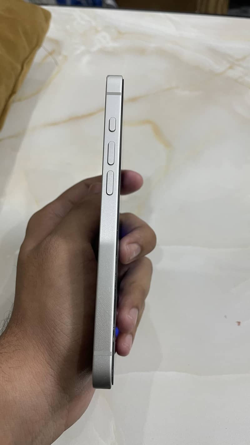 Apple iPhone 16e 5