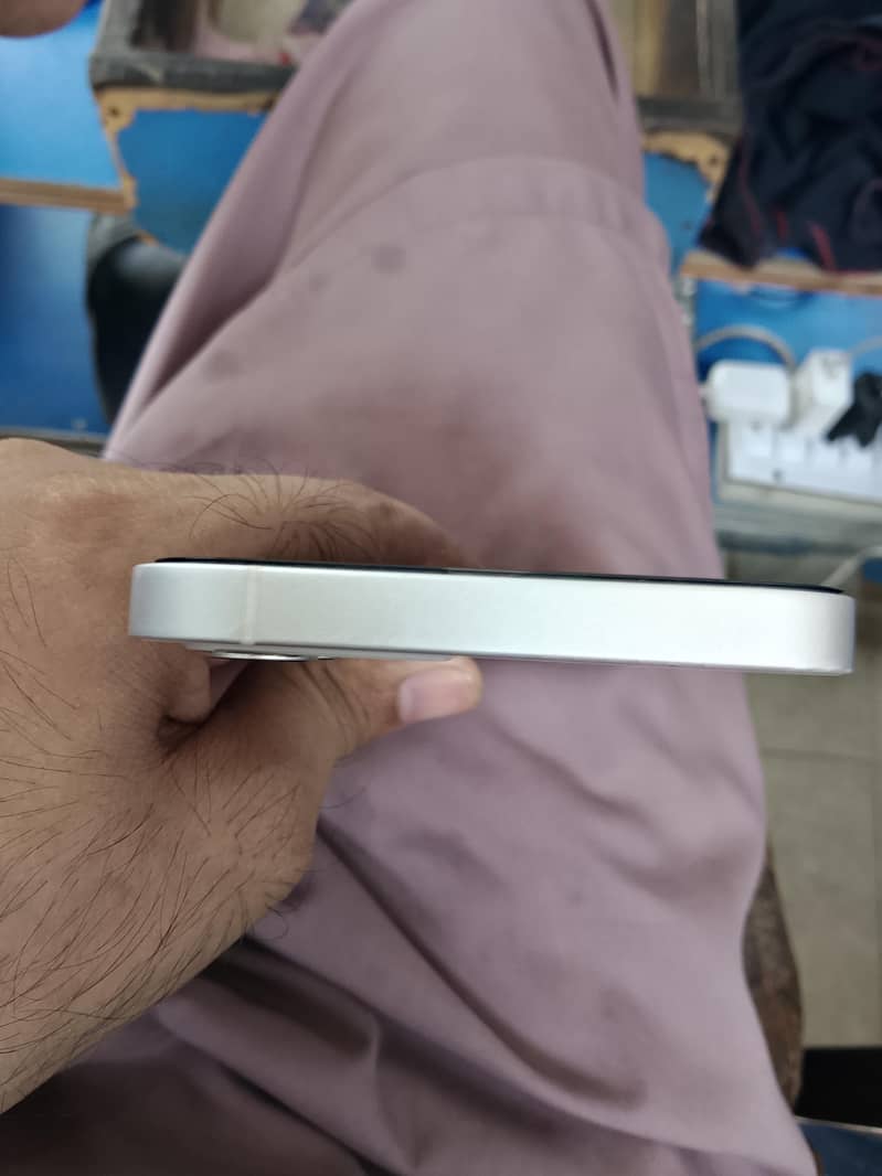 Apple iPhone 12 4