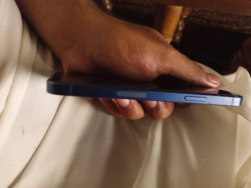 Apple iPhone 12 4