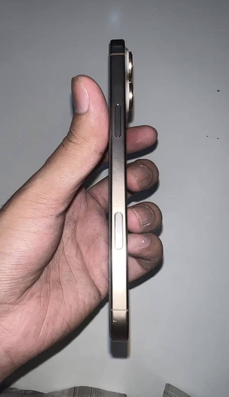 Apple iPhone 16 Pro Max 4