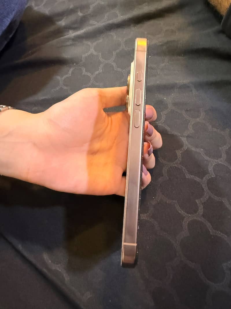Apple iPhone 16 Pro 2