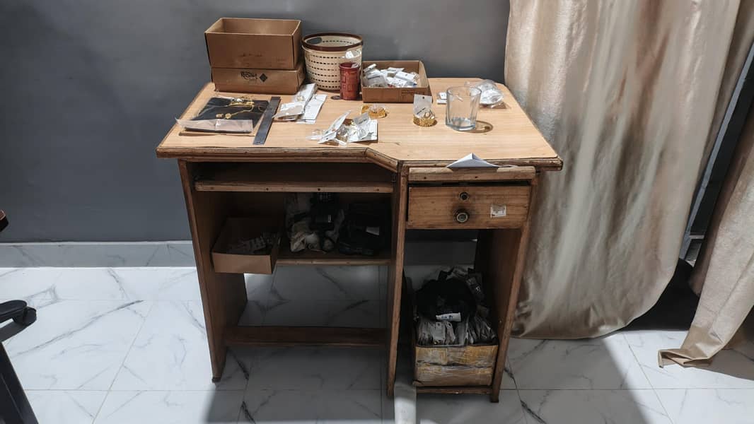 Old Computer Office Table in Good Condition 0