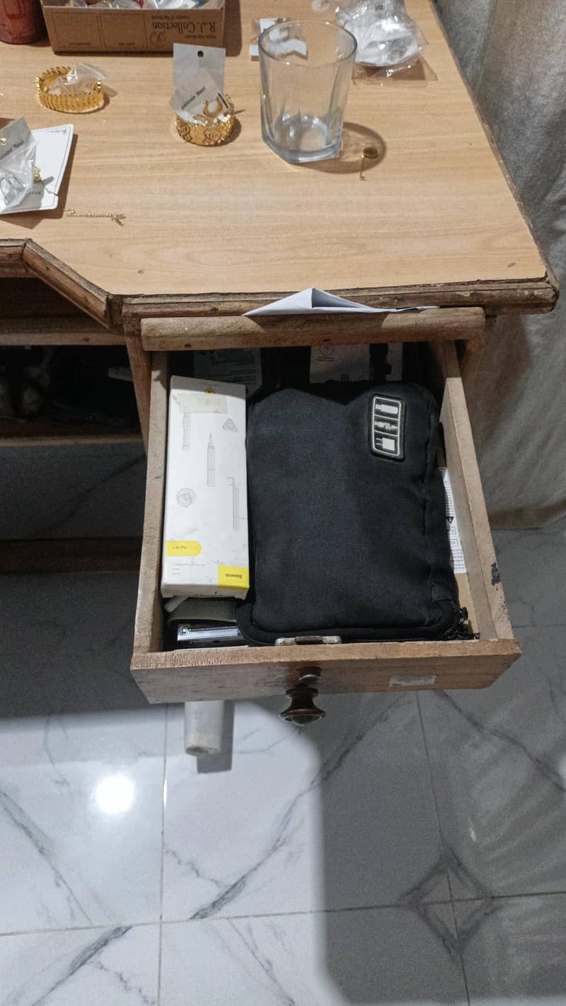 Old Computer Office Table in Good Condition 2