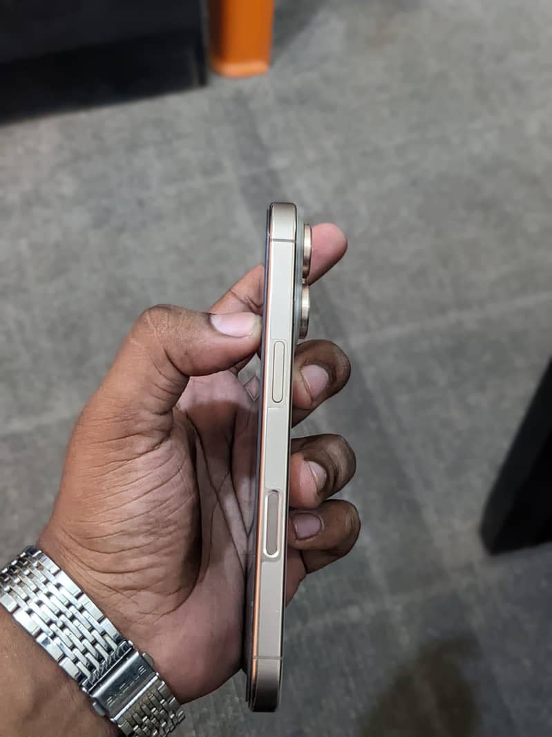 Apple iPhone 16 Pro 1
