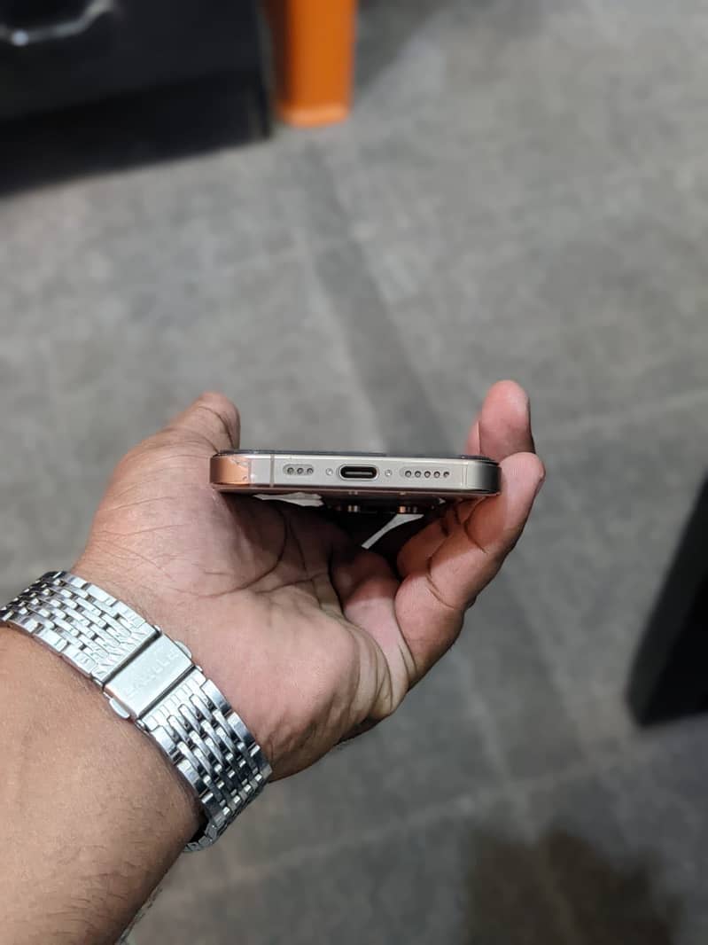 Apple iPhone 16 Pro 2