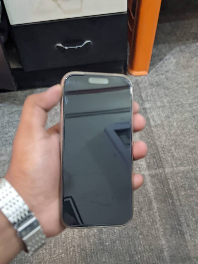 Apple iPhone 16 Pro 3