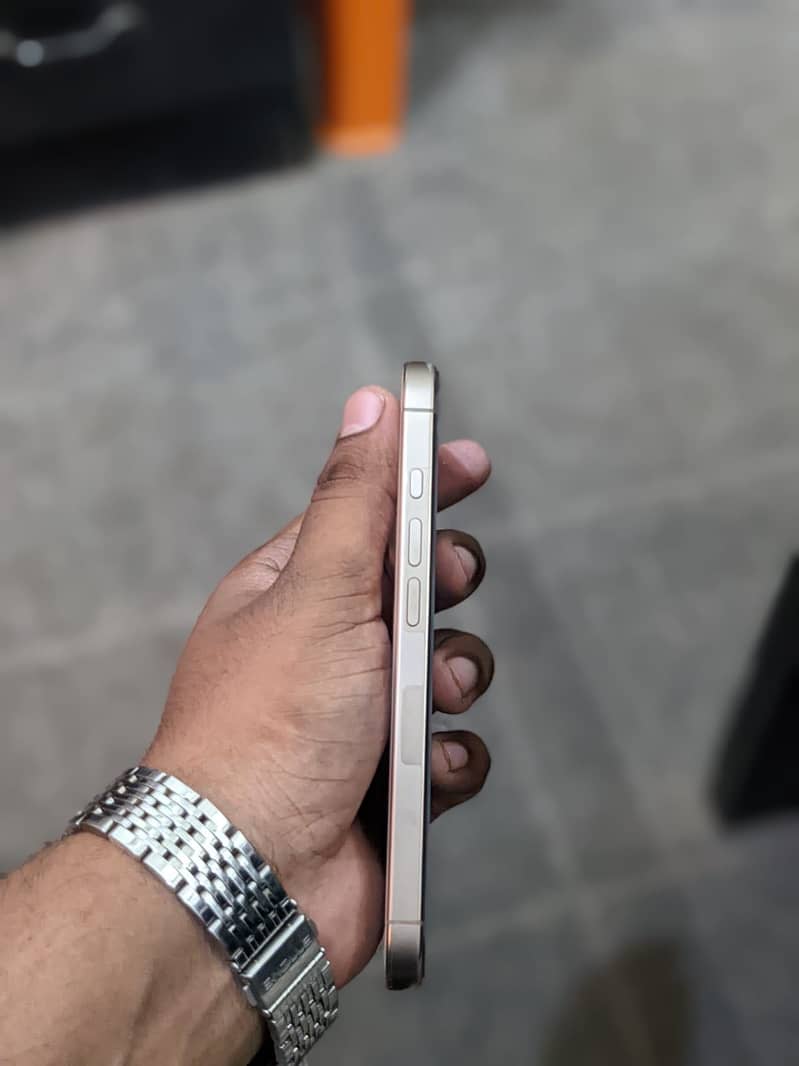 Apple iPhone 16 Pro 4