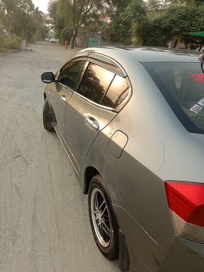 Lahore no Honda city car 2011 model total genuine, 117000 driven