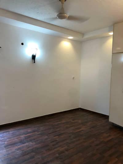 BEAUTIFULL 1 KANAL UPPER PORTION AVALIBLE FOR RENT