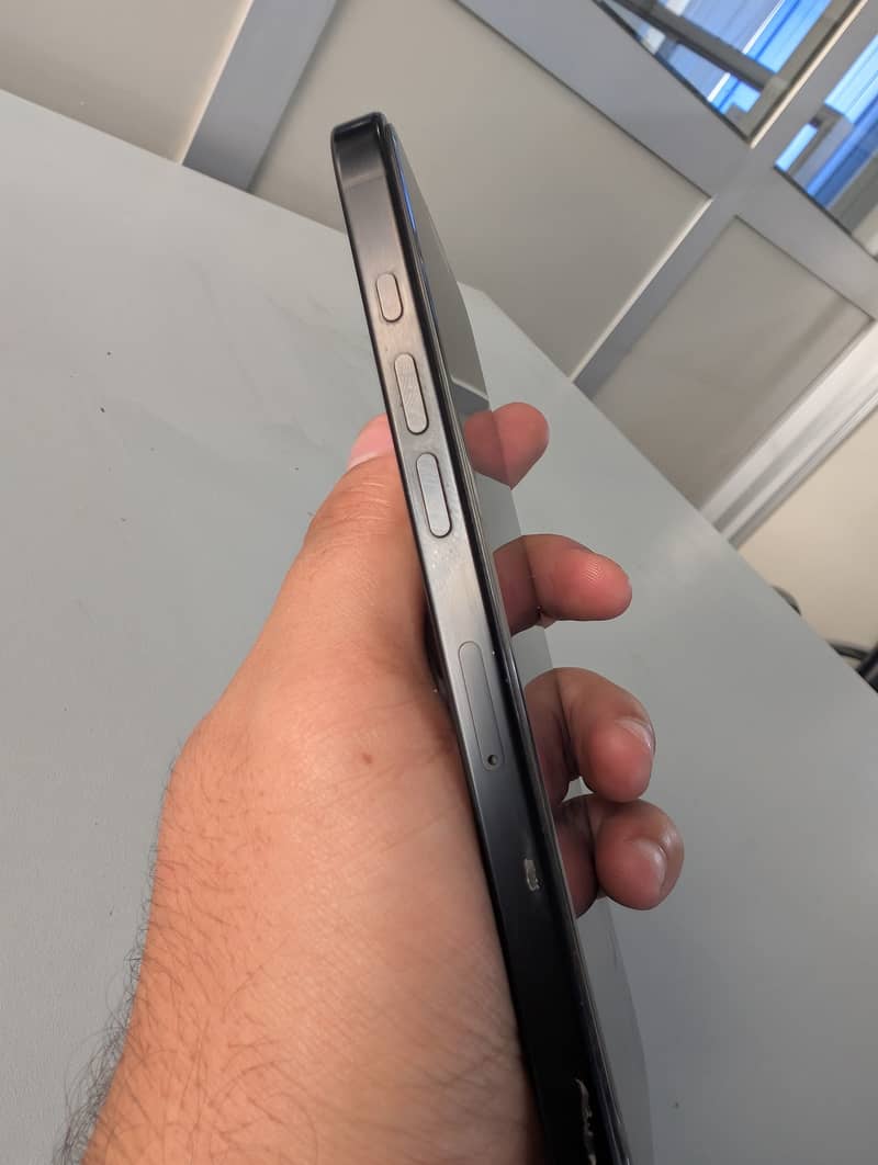 Apple iPhone 16 Pro Max 4